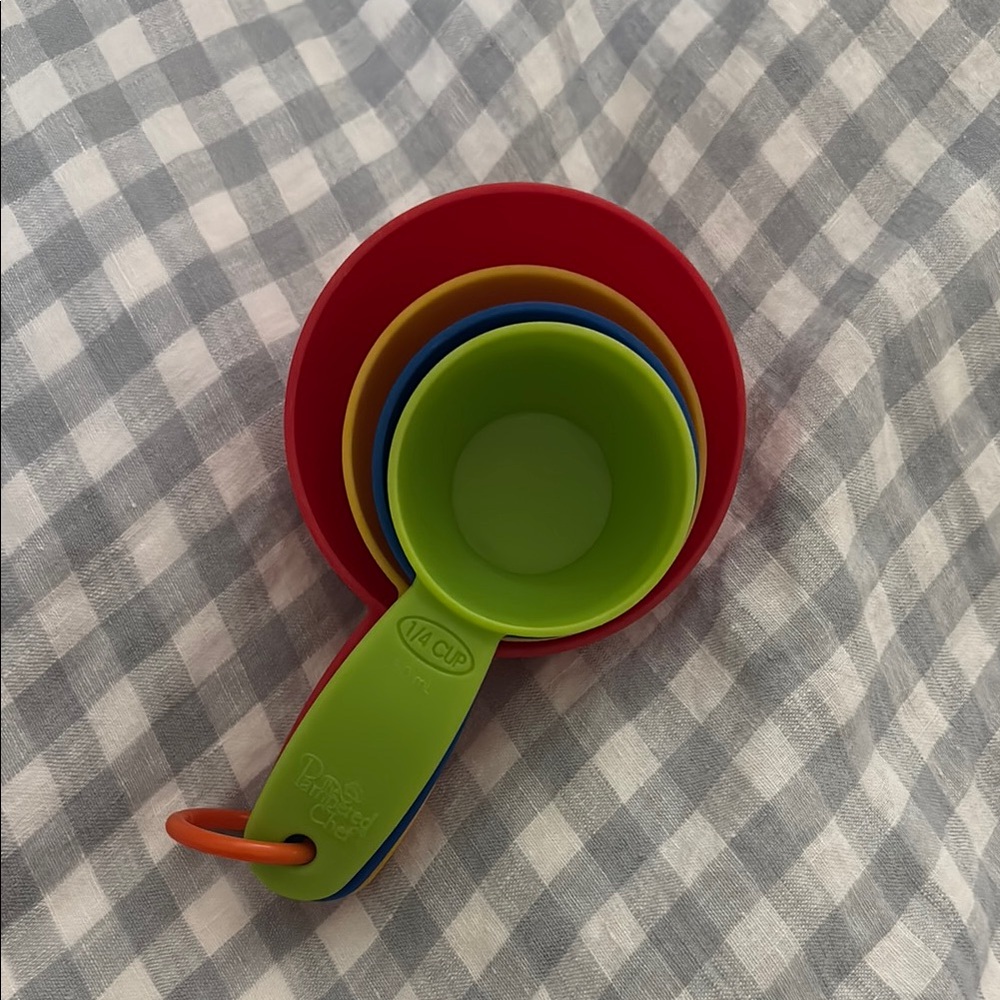 Pampered Chef - Brightly Colored Nesting Measuring Cups